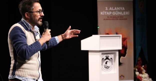 "Roman Hayata Başka Açılardan Bakmayı Öğretir"