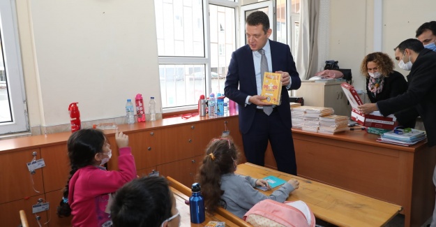 Alanya Kaymakamlığı ve Hamdullah Emin Paşa Vakfı'ndan Alanya'daki Tüm 1.Sınıf Öğrencilerine 90.000 Kitap