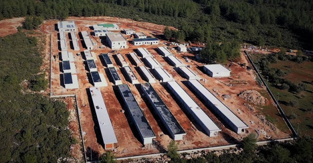 Başkan Böcek Sokak Hayvanları Bakım Evi’ni Gezdi