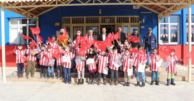 Başkan Böcek İbradılı Öğrencilere Antalyaspor Forması Hediye Etti