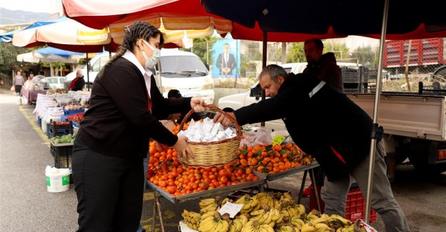 Çözüm Masası Sahada Vatandaşın Kandilini Kutlayıp Lokum Dağıttı