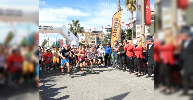 Kaymakam Ürkmezer 22. Alanya Atatürk Halk Koşusu ve Yarı Maratonu Yarışları Programına Katıldı