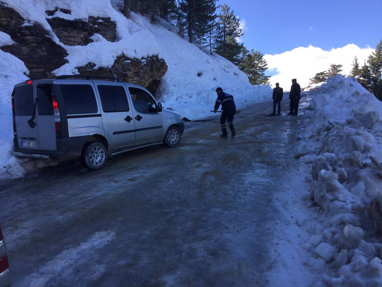 Taşatan Yolu’nda Tuzlama Çalışması