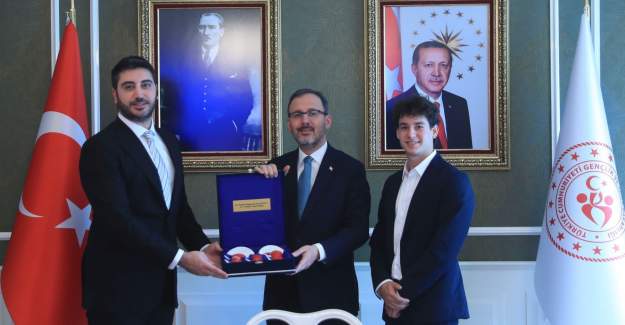 Bakan Kasapoğlu, Formula 2 Pilotu Cem Bölükbaşı'nı Kabul Etti