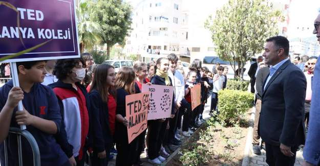 Alanya Belediyesi Okullara ve Hayvanseverlere  Kedi Evi Dağıttı