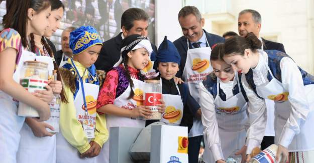 Bakan Özer,9 Ülkeden Gelen Çocuklarla Barış Ekmeği Pişirdi