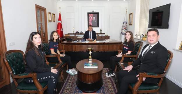 Türkiye Okullar Arası Ritmik Cimnastik Şampiyonları Kaymakam Ürkmezer'i Ziyaret Etti