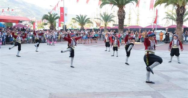 20 Alanya Uluslararası Turizm ve Sanat Festivalinde Şelale Meydanı Etkinliklerle Coştu