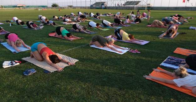 Alanya'da Yaşayan Vatandaşlar Yoga Etkinliğinde Buluştu