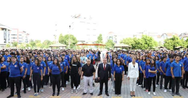Başkan Böcek Yeni Eğitim Öğretim Yılını Öğrencilerle Birlikte Karşıladı