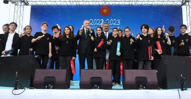 Cumhurbaşkanı Erdoğan ve Bakan Özer, Yeni Eğitim Öğretim Yılının İlk Ders Zilini Çaldı