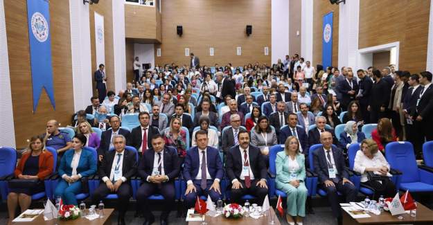 14. Uluslararası Dünya Dili Türkçe Sempozyumu Yoğun Katılımla Başladı