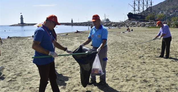 Alanya Belediyesi Plajda Deniz Çöpleri İzleme Programı Kapsamında Kategorize Çalışması Yaptı