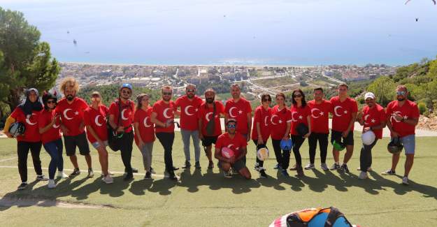 Alkü Türk Bayrağını Semada Dalgalandırdı