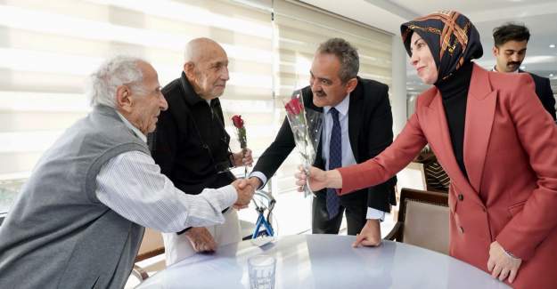 Bakan Özer'den Emekli Öğretmenlere Ziyaret