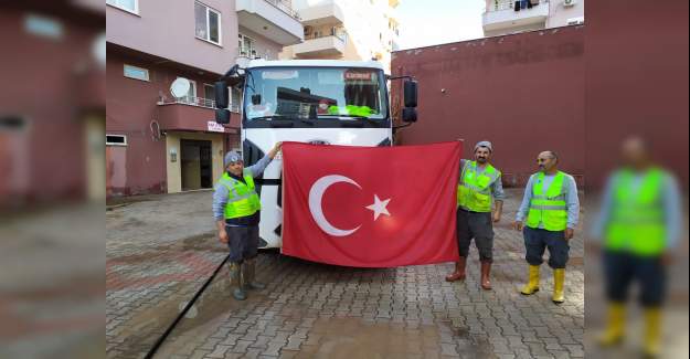 Çamurun İçinde Kalan Türk Bayrağını Yıkadılar