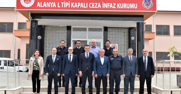 Kaymakam Ürkmezer Alanya L Tipi Kapalı Ceza İnfaz Kurumunu Ziyaret Ederek Tiyatro Gösterisi Programına Katıldı