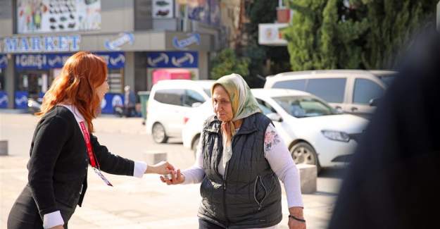 Alanya Belediyesi Pazar Yeri ve Camilerde  Vatandaşlara Lokum Dağıttı