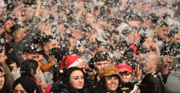 Antalyalılar 2023’ü Cumhuriyet Meydanı’nda Karşıladı