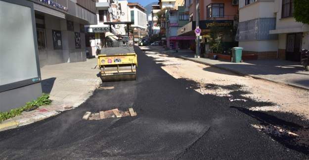 Asfalt Yenileme Çalışmaları Lale Sokak'ta Devam Ediyor