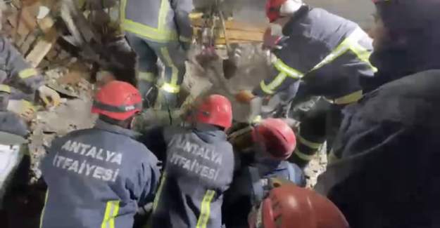 Antalya Büyükşehir Belediyesi İtfaiyesi’nden depremin 162’nci saatinde mucize kurtarış