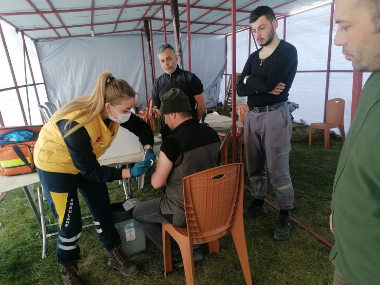 Antalya Büyükşehir Belediyesi Sağlık Ekipleri Deprem Bölgesinde Tetanoz Aşısı Yapıyor