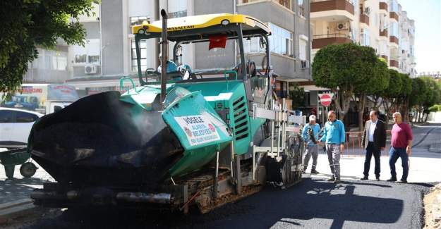 Alanya Belediyesi Şehir Merkezinde Asfalt Yenileme Çalışmalarını Sürdürüyor