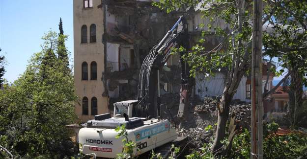 Alanya Belediyesi Şehirdeki Riskli Yapıların Yıkımını Gerçekleştiriyor