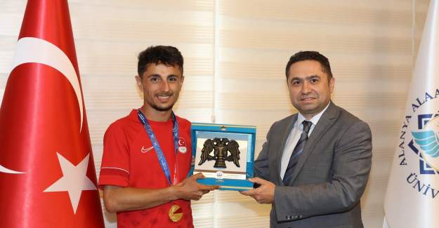 Alkü'lü Milli Sporcu Korkmaz, Rektör Türkdoğan' la Buluştu