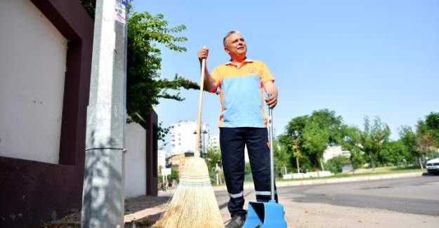 Başkan Uysal, Empati Günü’nde Sokakları Süpürdü
