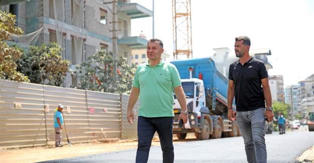 Başkan Yücel Mahmutlar'da Asfalt Çalışmalarını Yerinde İnceledi