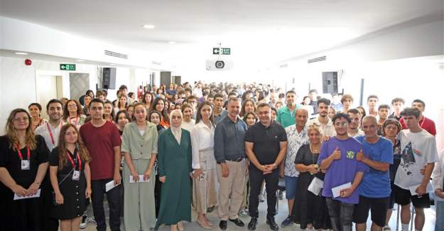 Başkan Yücel Yks 'de İlk On Bine Giren Öğrencileri Ödüllendirdi