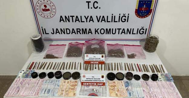 Jandarma Ekipleri Uyuşturucu Satıcısını Kıskıvrak Yakaladı