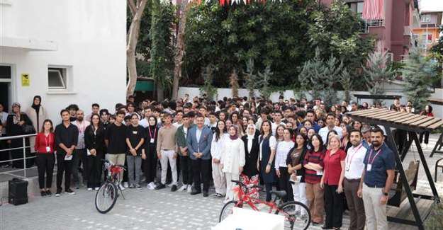 100.Yıl Şiir ve Kompozisyonu Yazan Öğrenciler Ödüllendirildi