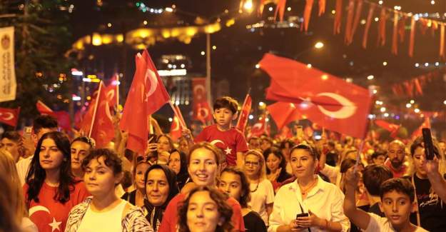 Alanya Cumhuriyet İçin Yürüdü Coşku Funda Arar İle Zirve Yaptı