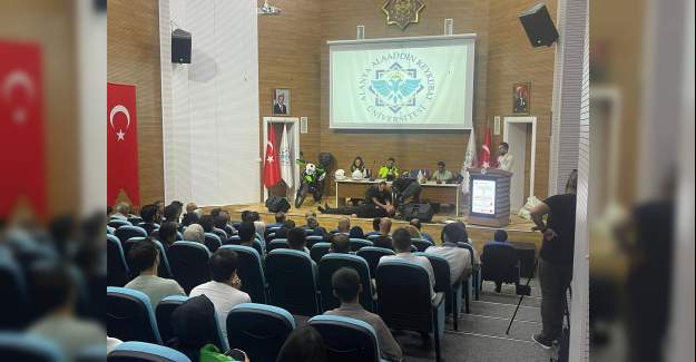 Alanya İlçe Jandarma Komutanlığı Tarafından Üniversite Öğrencilerine Trafik ve İki Tekerlekli Araçlarda Kask İle Koruyucu Ekipmanların Önemi Konulu Konferans Verildi