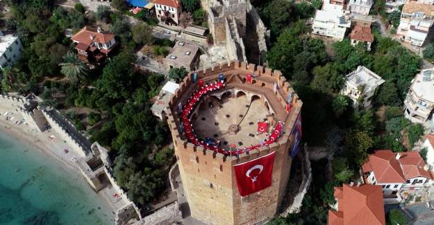 Alkü'den Turda Bayrak Şöleni