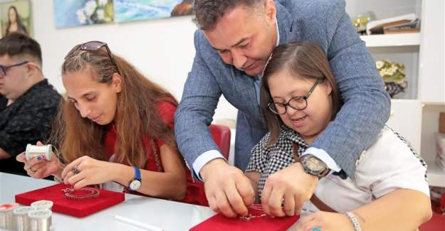 Başkan Yücel Engelli Bireylerle Türk Bayrağı Tablosu Yaptı