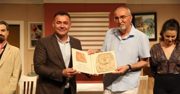 Başkan Yücel: Muhteşem Bir Tiyatro Ekibimiz Var