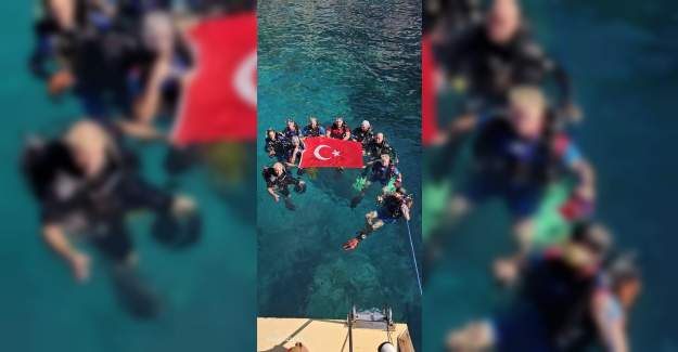Gazilerimizle Dalış Yapılarak Denizde Türk Bayrağı Açıldı