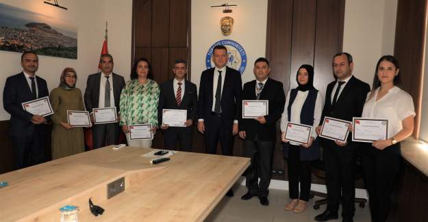 Kaymakam Ürkmezer'den İlçe Nüfus Müdürlüğü Memurlarına Başarı Belgesi