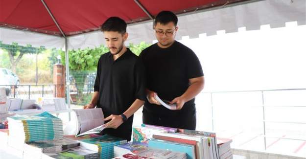 Öğrenciler Alanya Belediyesi Ucuz Kitap Fuarı'nda Kitaplarla Buluştular