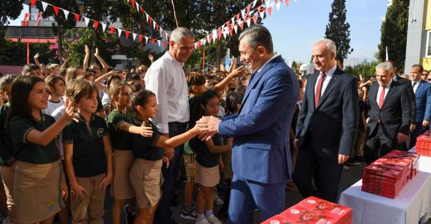 Vali Şahin, Öğrencilere Bayrak Hediye Etti
