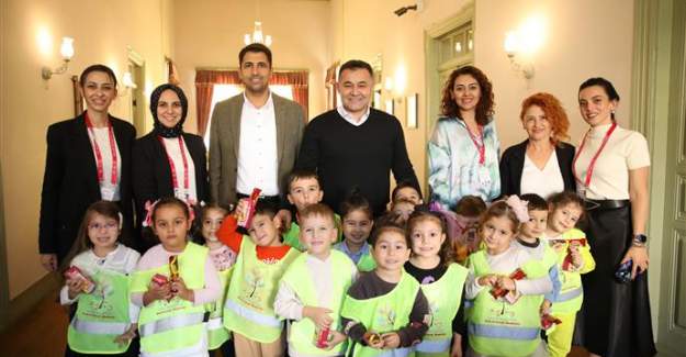 Dünya Çocuk Hakları Günü'nde Başkan Yücel'e Miniklerden Teşekkür Ziyareti