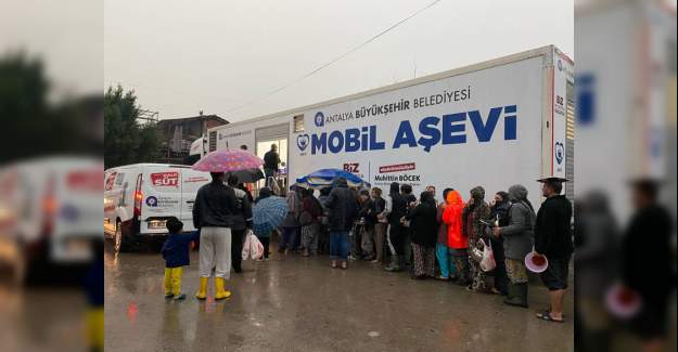 Büyükşehir Sel Bölgesinde Sıcak Yemek Dağıtıyor
