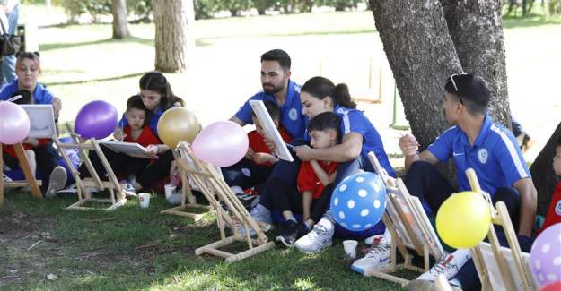 2 Nisan Otizm Farkındalık Gününde Renkli Etkinlik
