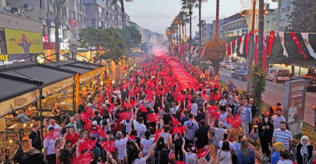 Alanya’da 19 Mayıs Yüzyüzeyken Konuşuruz Konseriyle Kutlandı