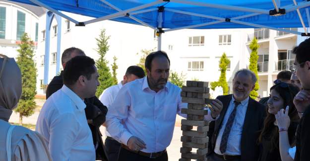 Müftü İlhan, ALKÜ’de Geçerken Topluluğu Standını Ziyaret Etti