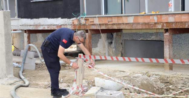 Saray Mahallesi'nde  Kirişleri Kesilen Bina Mühürlendi
