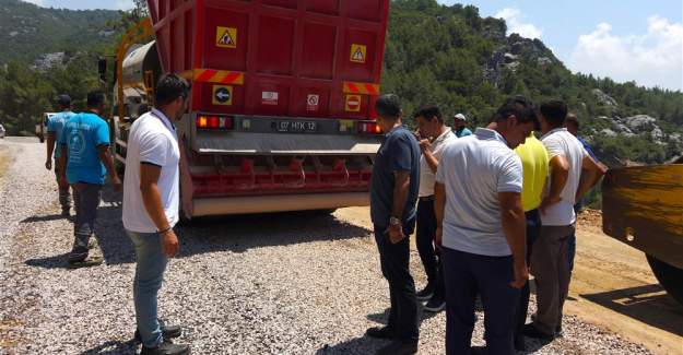 Alanya Belediyesi'nden 4 Mahalleyi Bağlayan Yolda Asfalt Çalışması